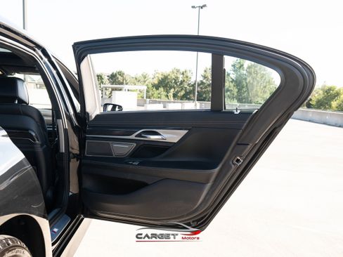Used 2016 BMW 750i w/ M Sport Package image 46
