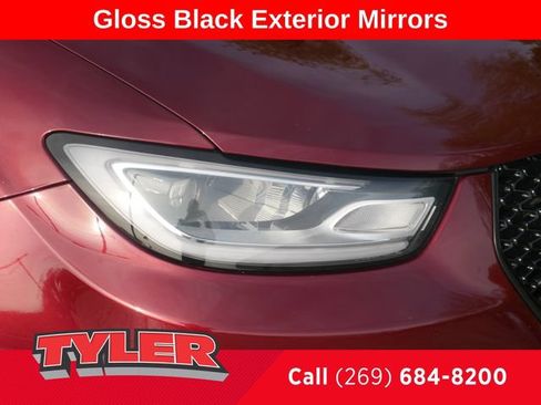 Used 2023 Chrysler Pacifica Limited w/ Uconnect Theater Family Group FWD image 10