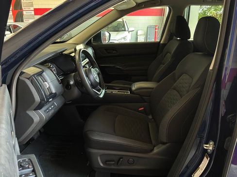 Used 2025 Nissan Pathfinder SV FWD image 10