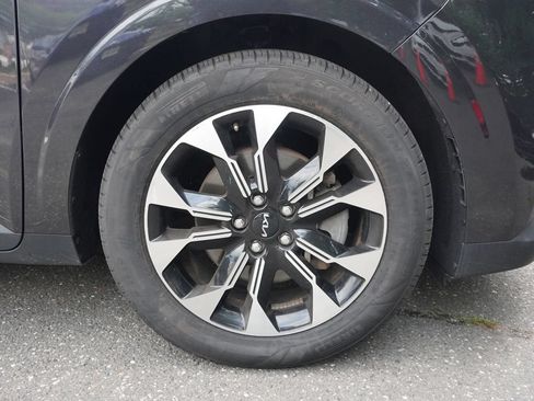 Used 2024 Kia Carnival EX FWD image 21