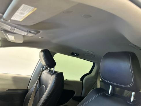 Used 2023 Chrysler Pacifica Touring-L FWD image 25