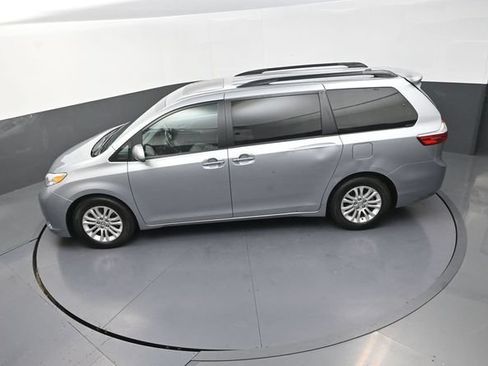 Used 2016 Toyota Sienna XLE FWD image 25