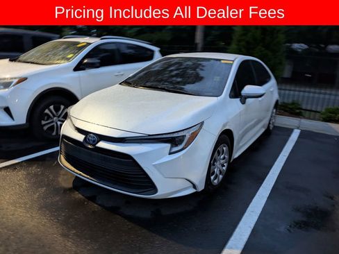 Used 2025 Toyota Corolla LE FWD image 4
