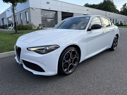 Used 2023 Alfa Romeo Giulia Veloce AWD/4WD image 4