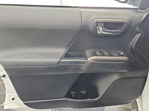 Used 2018 Toyota Tacoma TRD Sport image 17