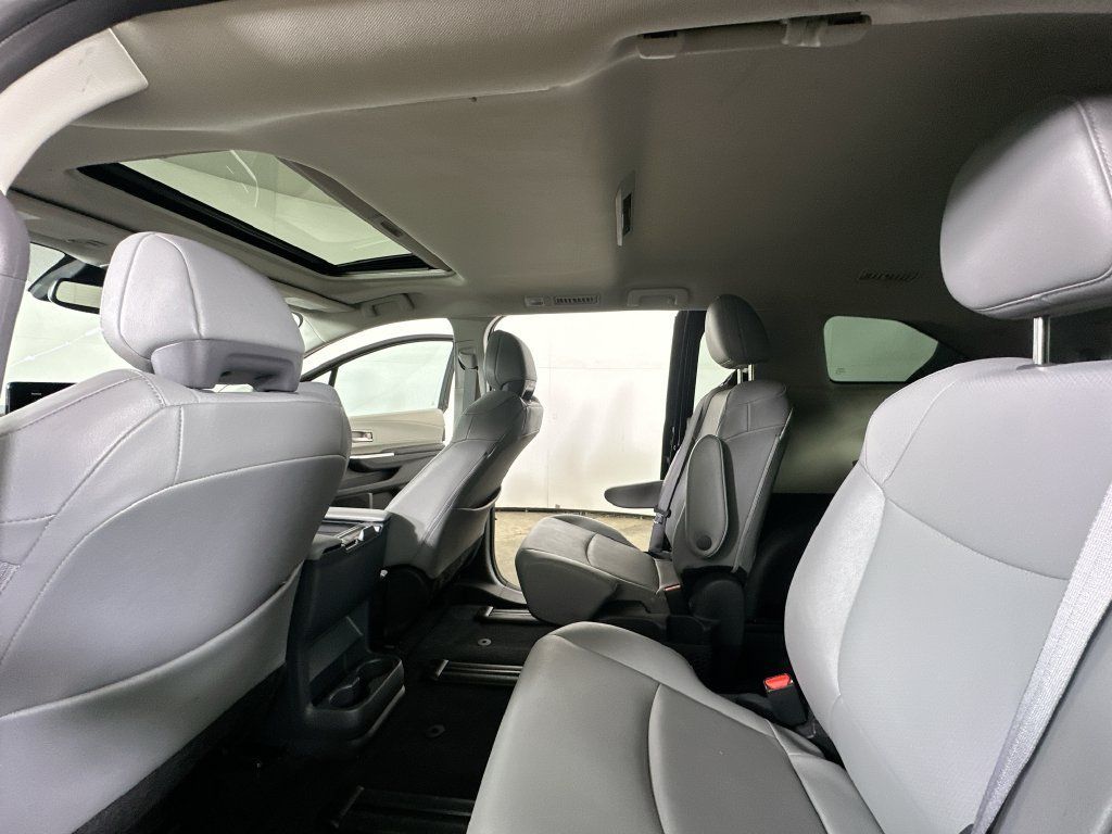 Used 2024 Toyota Sienna XLE FWD image 15