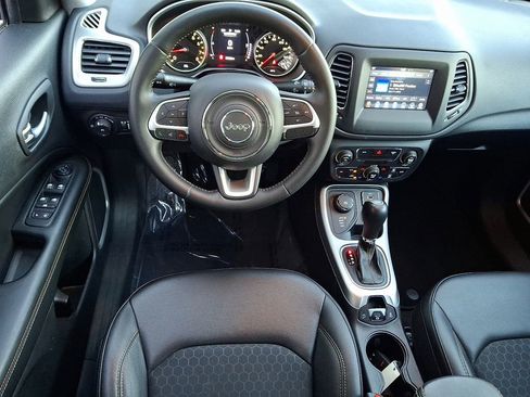 Used 2019 Jeep Compass Latitude image 2