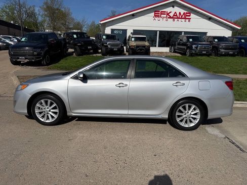 Used 2013 Toyota Camry XLE w/ Leather Pkg image 2