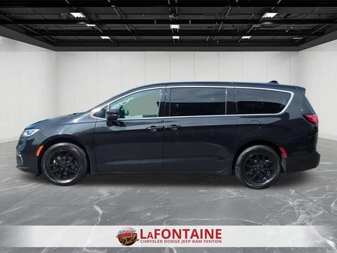 Used 2023 Chrysler Pacifica Touring-L FWD image 2