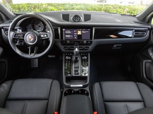 Certified 2026 Porsche Macan AWD/4WD image 12