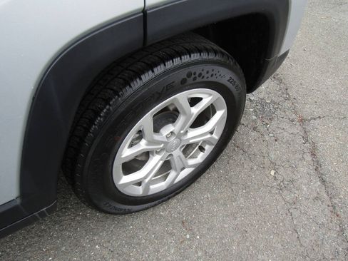 Used 2024 Jeep Compass Latitude AWD/4WD image 34