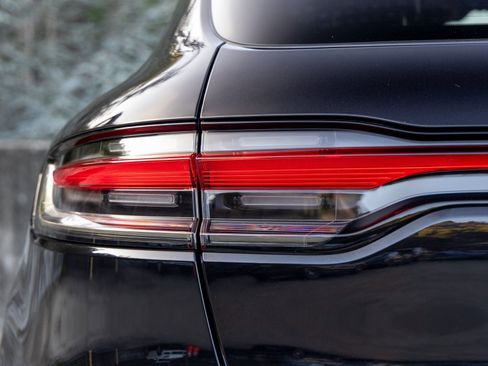 Certified 2023 Porsche Macan image 18