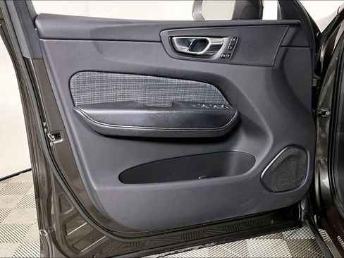 Used 2022 Volvo XC60 B5 Momentum image 23