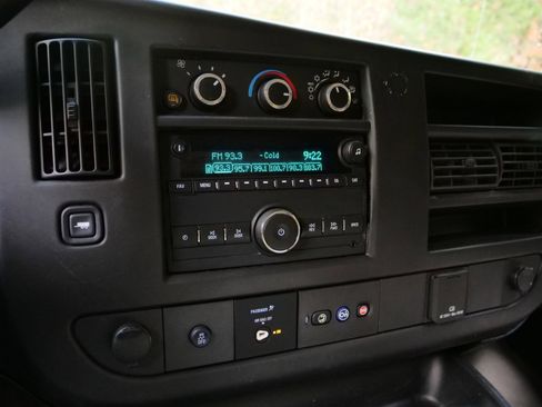 Used 2018 GMC Savana 3500 w/ Driver Convenience Package image 15