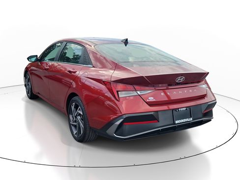 Used 2025 Hyundai Elantra SEL image 4