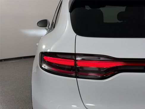 Certified 2026 Porsche Macan AWD/4WD image 16