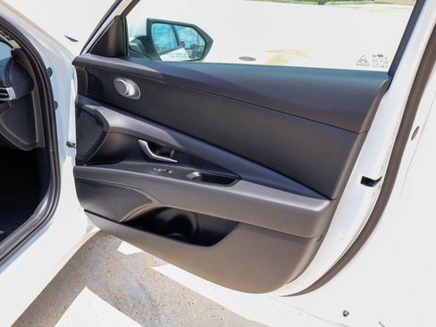 New 2026 Hyundai Elantra SE FWD image 12