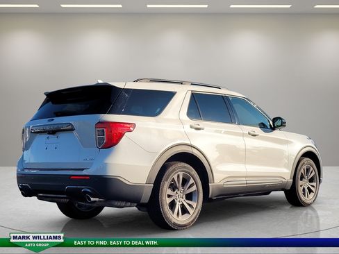 Used 2022 Ford Explorer XLT w/ Equipment Group 202A AWD/4WD image 4