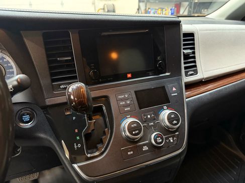 Used 2017 Toyota Sienna Limited Premium image 16