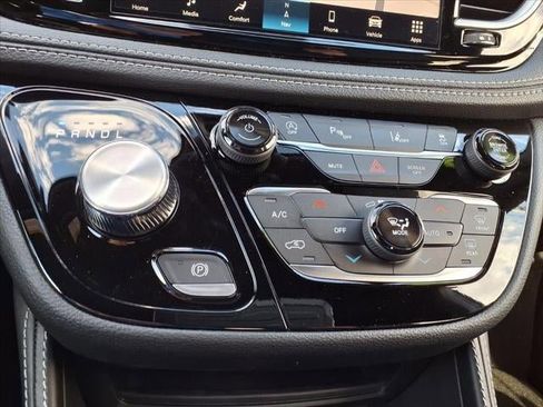 New 2026 Chrysler Pacifica Limited image 35