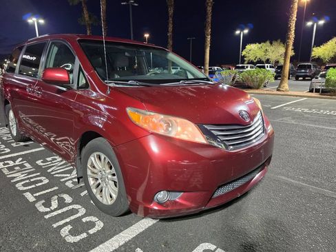 Used 2013 Toyota Sienna XLE FWD image 3