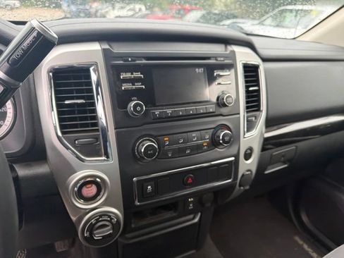 Used 2018 Nissan Titan SV AWD/4WD image 23