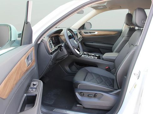 Used 2025 Volkswagen Atlas SE image 14