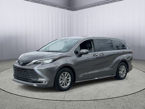 Used 2021 Toyota Sienna XLE FWD image 1