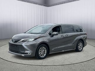 Used 2021 Toyota Sienna XLE FWD video 1
