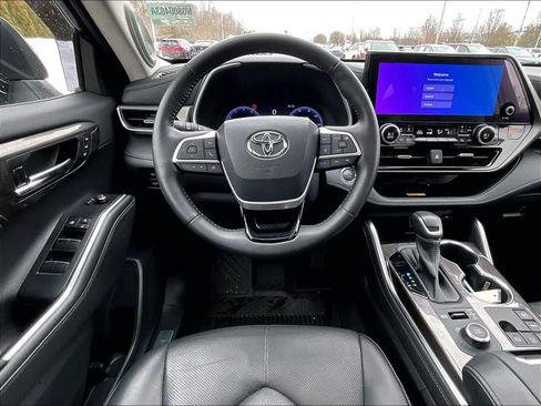 Used 2023 Toyota Highlander Limited image 18