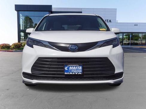 Used 2025 Toyota Sienna LE FWD image 8