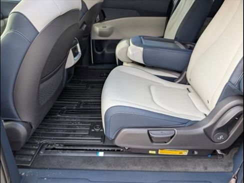 New 2026 Kia Carnival EX FWD image 8