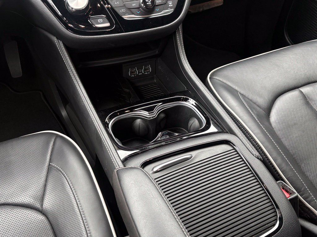 Used 2025 Chrysler Pacifica Limited FWD image 22