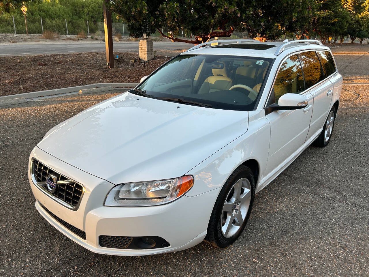 Used 2010 Volvo V70 FWD image 3