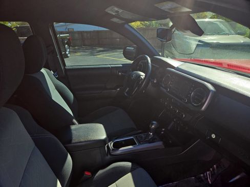 Used 2022 Toyota Tacoma TRD Sport w/ Technology Package image 14