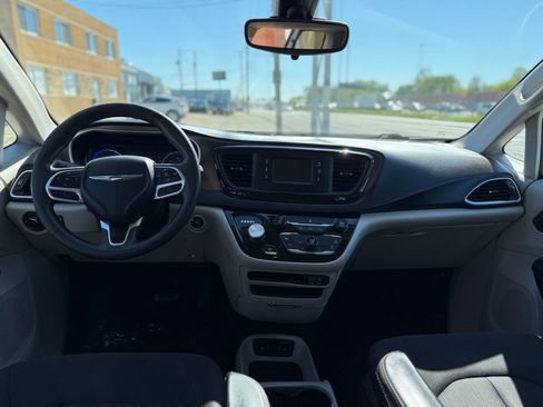 Used 2017 Chrysler Pacifica Touring FWD image 19