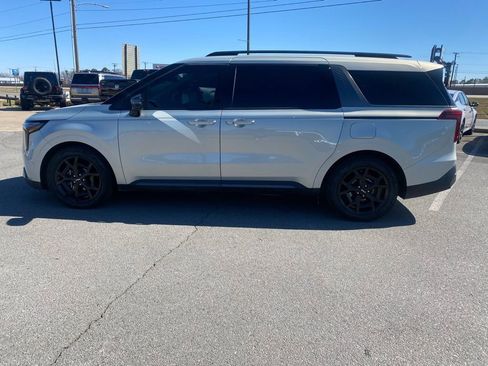 Used 2025 Kia Carnival SX Prestige image 4