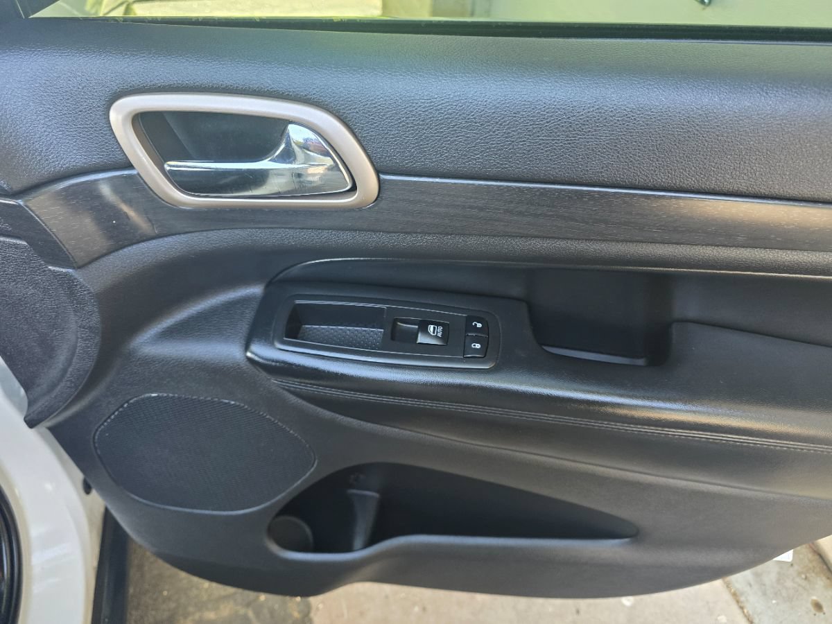 Used 2017 Jeep Grand Cherokee Laredo RWD image 32