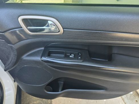 Used 2017 Jeep Grand Cherokee Laredo RWD image 32
