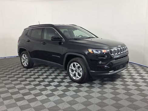 Used 2026 Jeep Compass Latitude AWD/4WD image 9