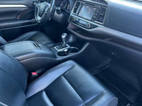 Used 2019 Toyota Highlander XLE AWD/4WD image 18