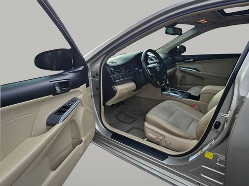 Used 2014 Toyota Camry XLE w/ Leather Package image 19