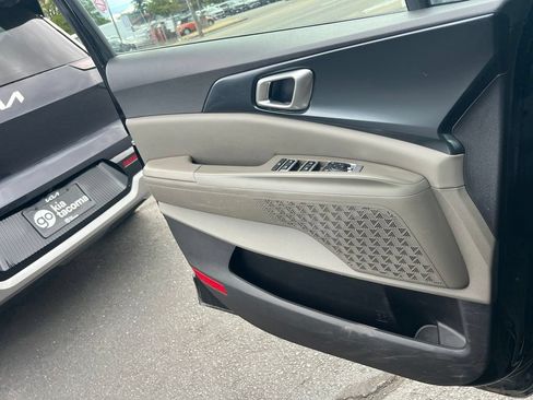 Used 2025 Kia Carnival FWD image 20