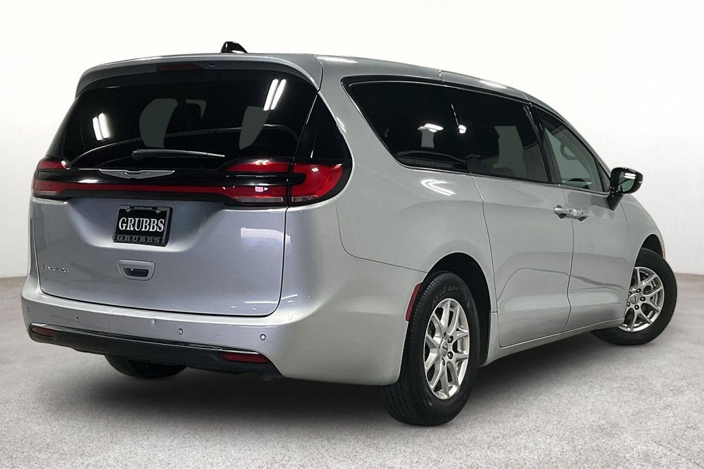 Used 2024 Chrysler Pacifica Touring-L FWD image 2