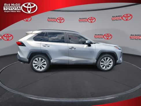 Used 2022 Toyota RAV4 XLE Premium FWD image 9