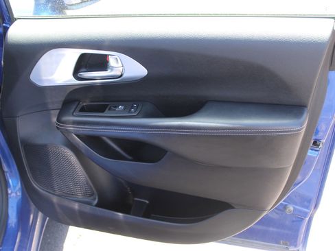 Used 2021 Chrysler Pacifica Touring-L w/ Uconnect Theater Family Group FWD image 11