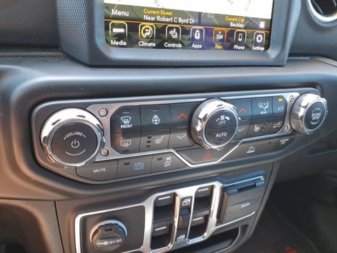 Used 2023 Jeep Wrangler Unlimited Sahara w/ Cold Weather Group AWD/4WD image 20