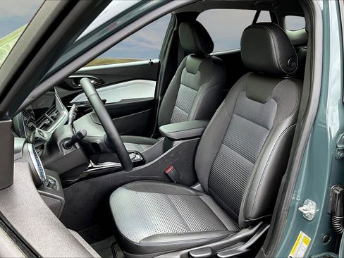 Used 2025 Chevrolet Trax LT w/ Driver Confidence Package FWD image 13