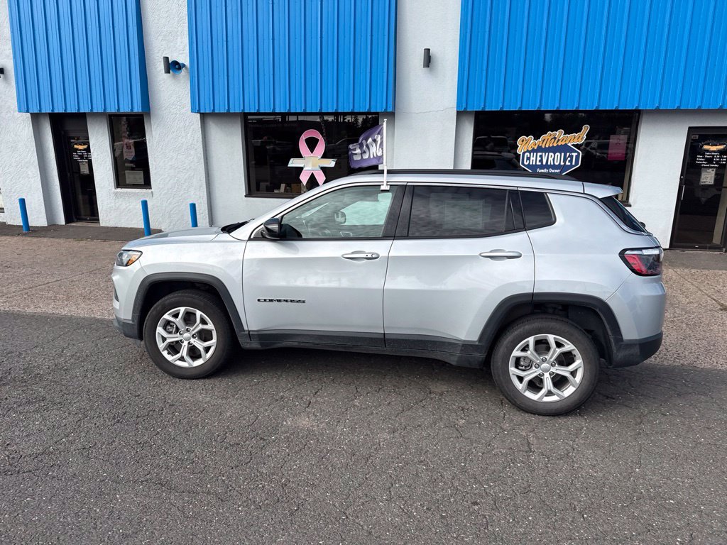 Used 2024 Jeep Compass Latitude AWD/4WD image 17