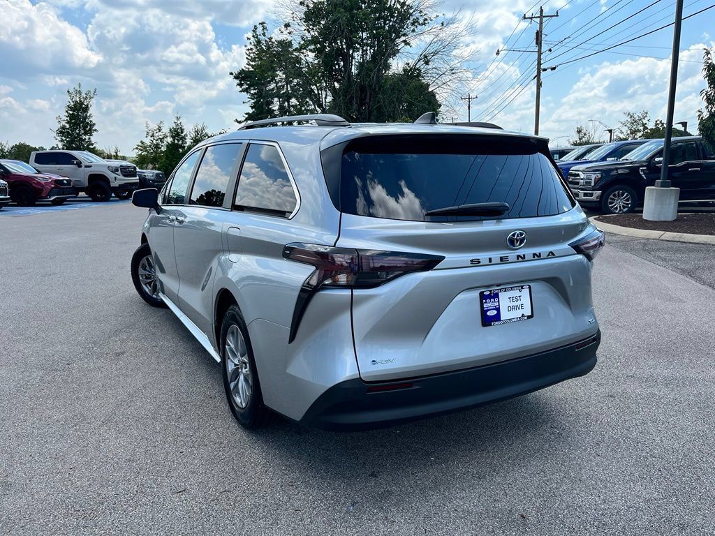 Used 2025 Toyota Sienna XLE FWD image 4